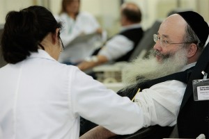 Rabino-Shie-Pasternak-fazendo-sua-doação